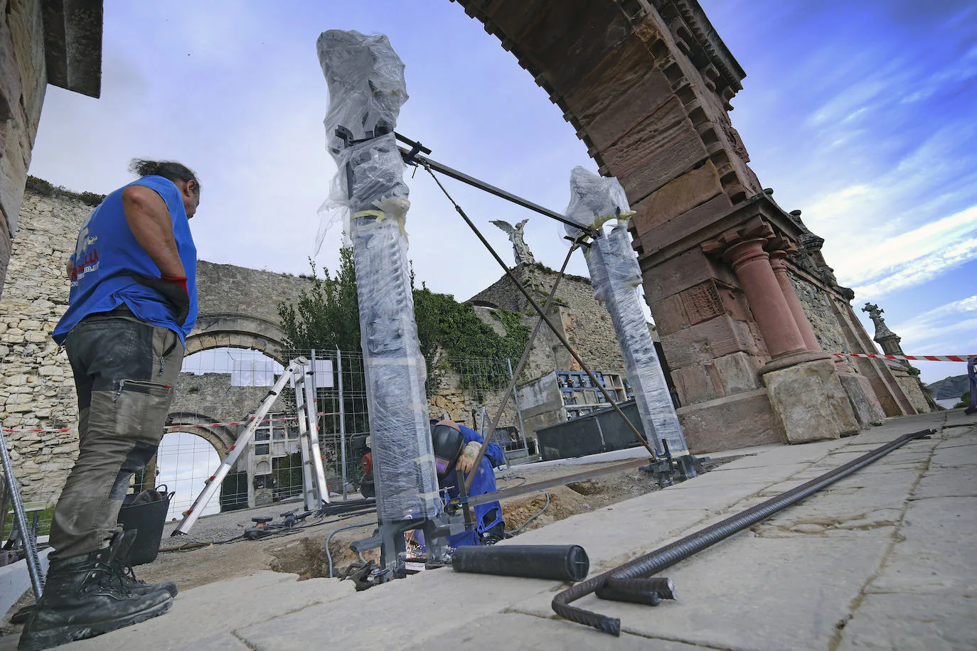 Los trabajadores montan los pilares del enrejado.